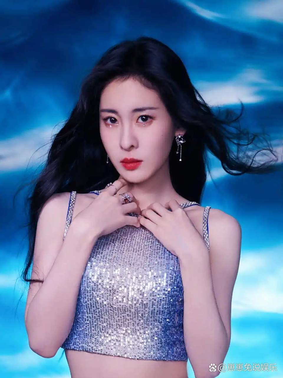  张碧晨>脸真长啊,好在五官精致,面部比例也很协调.