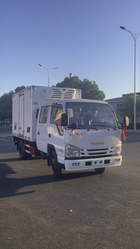 庆铃五十铃双排座蓝牌冷藏车,厢长3.