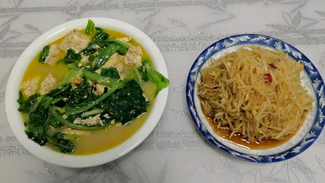 小白菜炖豆腐,鲜嫩与清香的完美搭配,再来个炝土豆丝,美美一餐