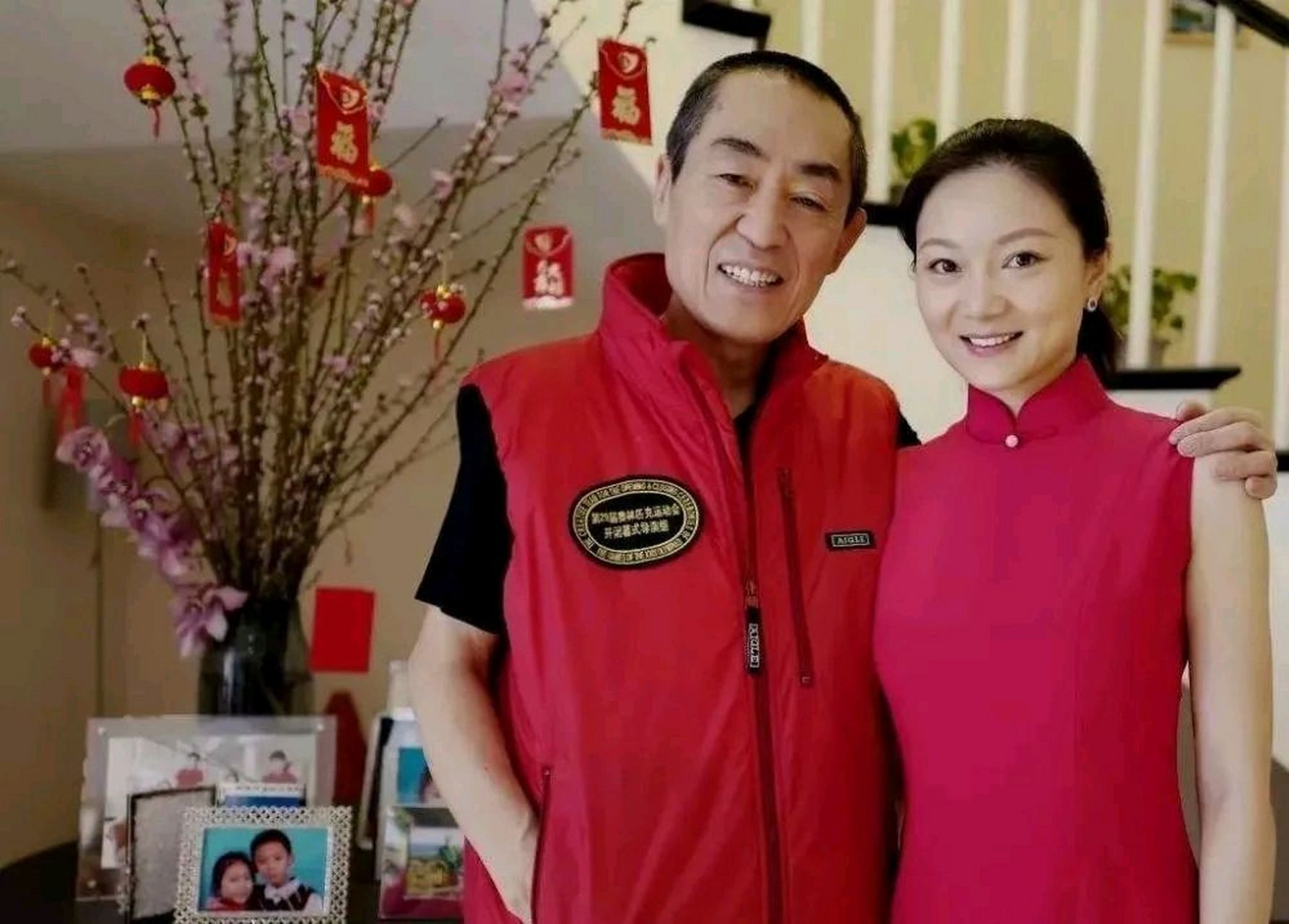 2000年,51岁的张艺谋icon和19岁的嫩模王海珍icon共进晚餐,但女方不胜