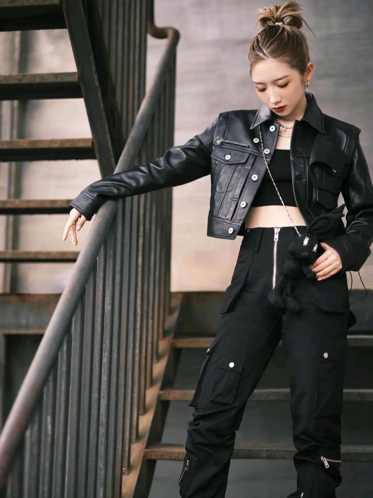 孟美岐黑色皮衣搭配工装裤,冷峻利落的机车风穿搭