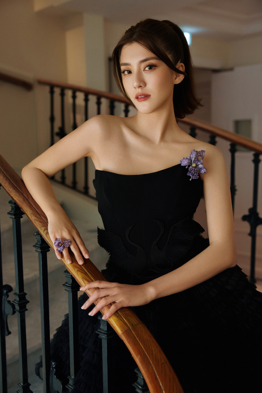 吴千语黑裙美背楼梯浪漫写真大片