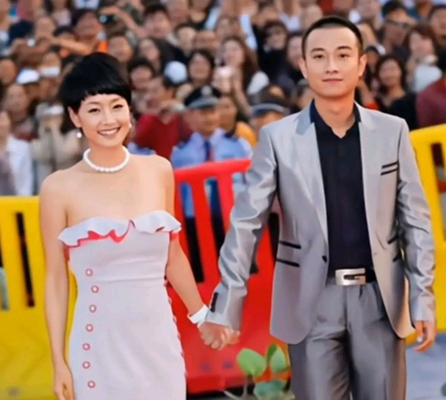 马伊琍,文章复婚的消息再次引发热议,据悉马伊琍已联系文章,表示愿意