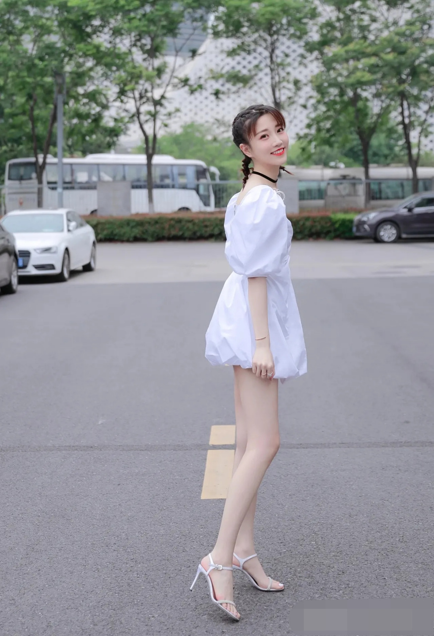 张纯烨 亭亭玉立,楚楚动人,这样的女生哪个男人能不爱?