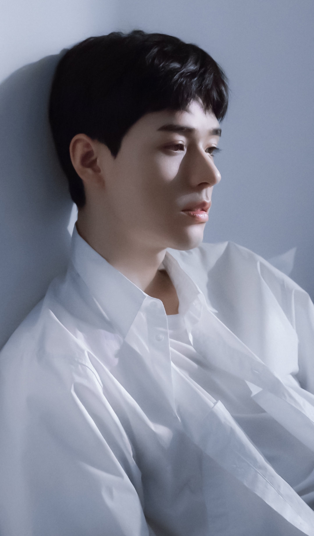 龚俊白衬衫图片:俊俊子身上有光啊