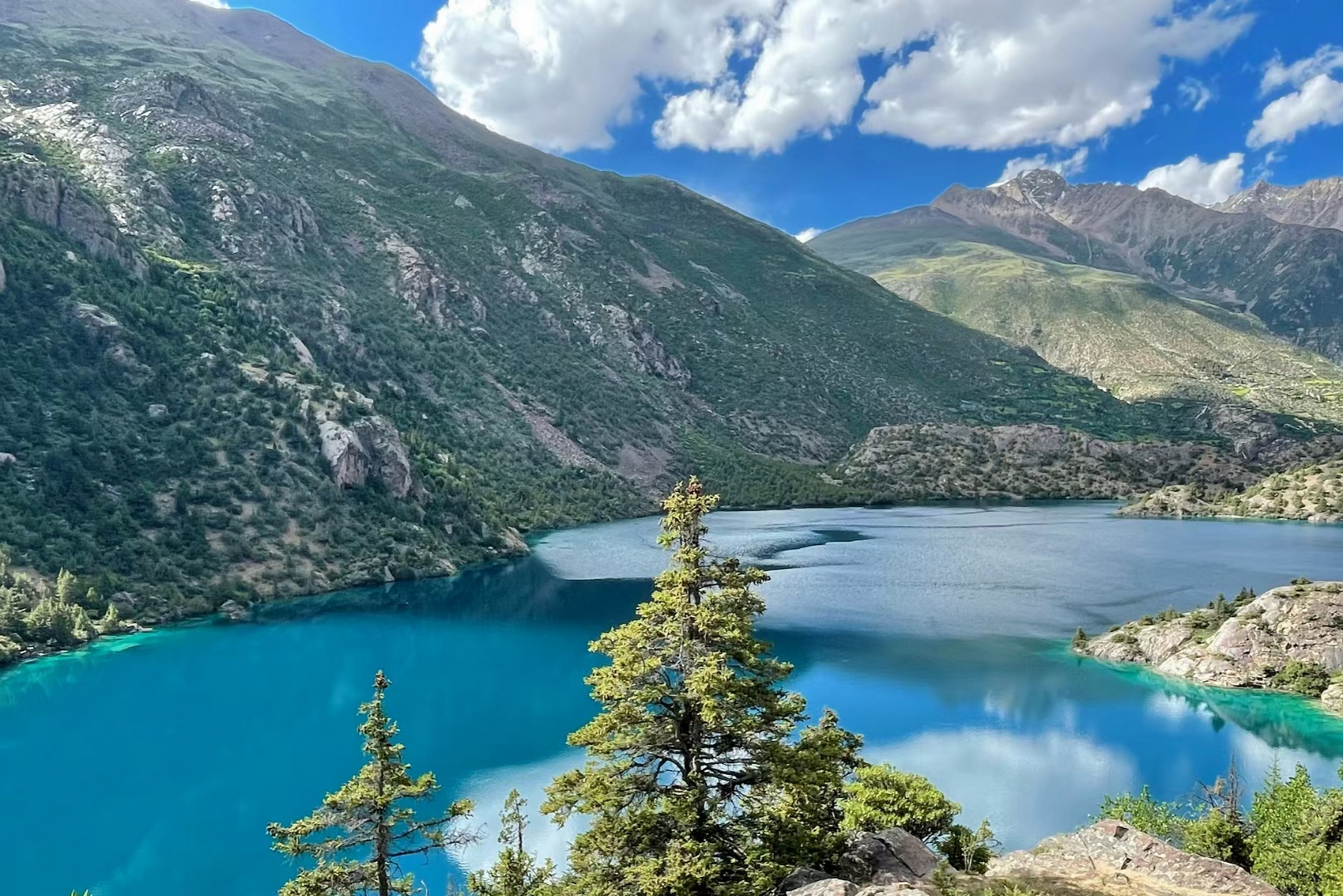 三色湖位于西藏昌都地区边坝县普玉一村境内,又名"普玉三色湖",分别为