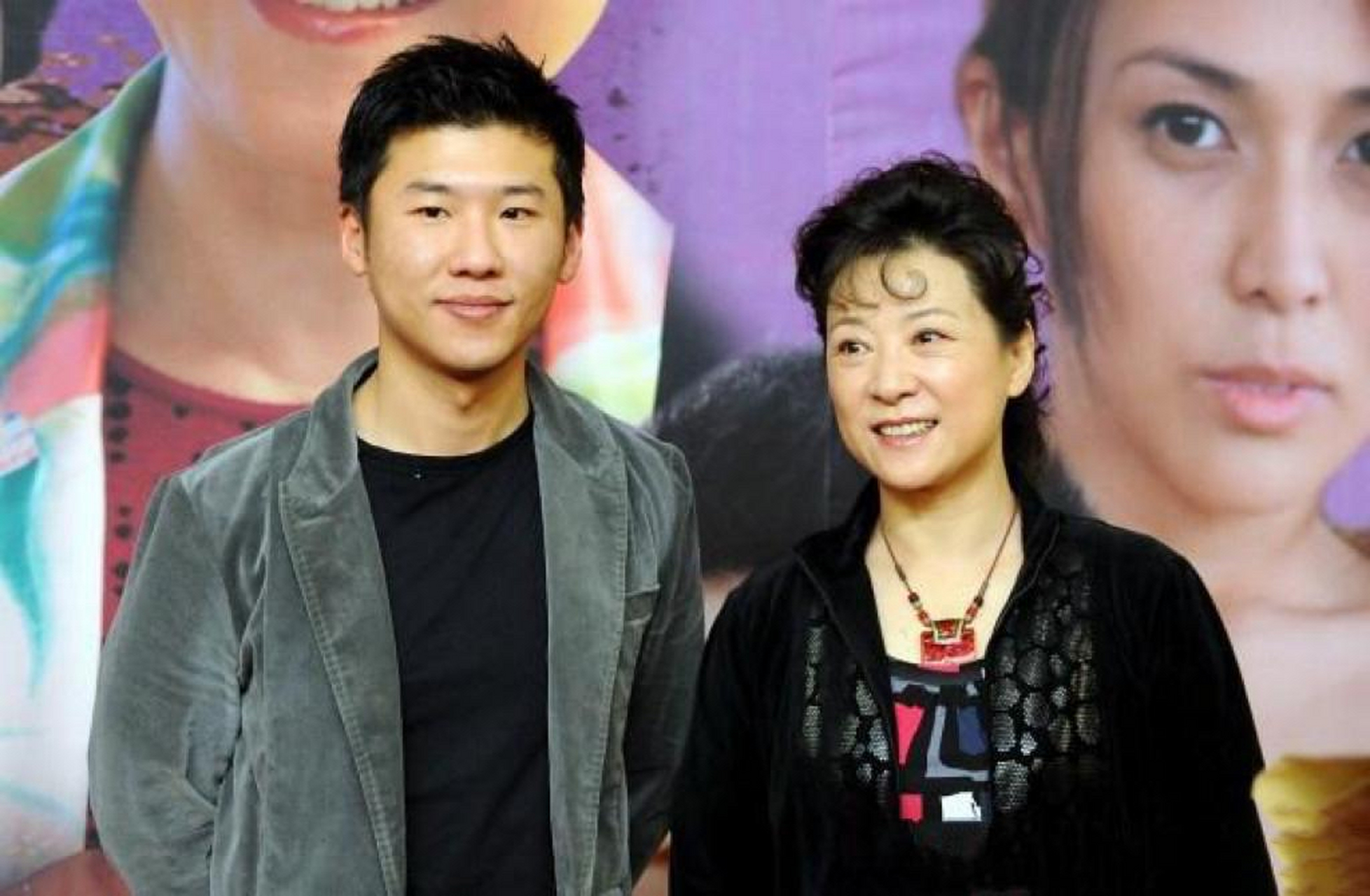 王馥荔昔日带着儿子王骁参加发布会,她都已经年过七十了,脸上的皮肤却