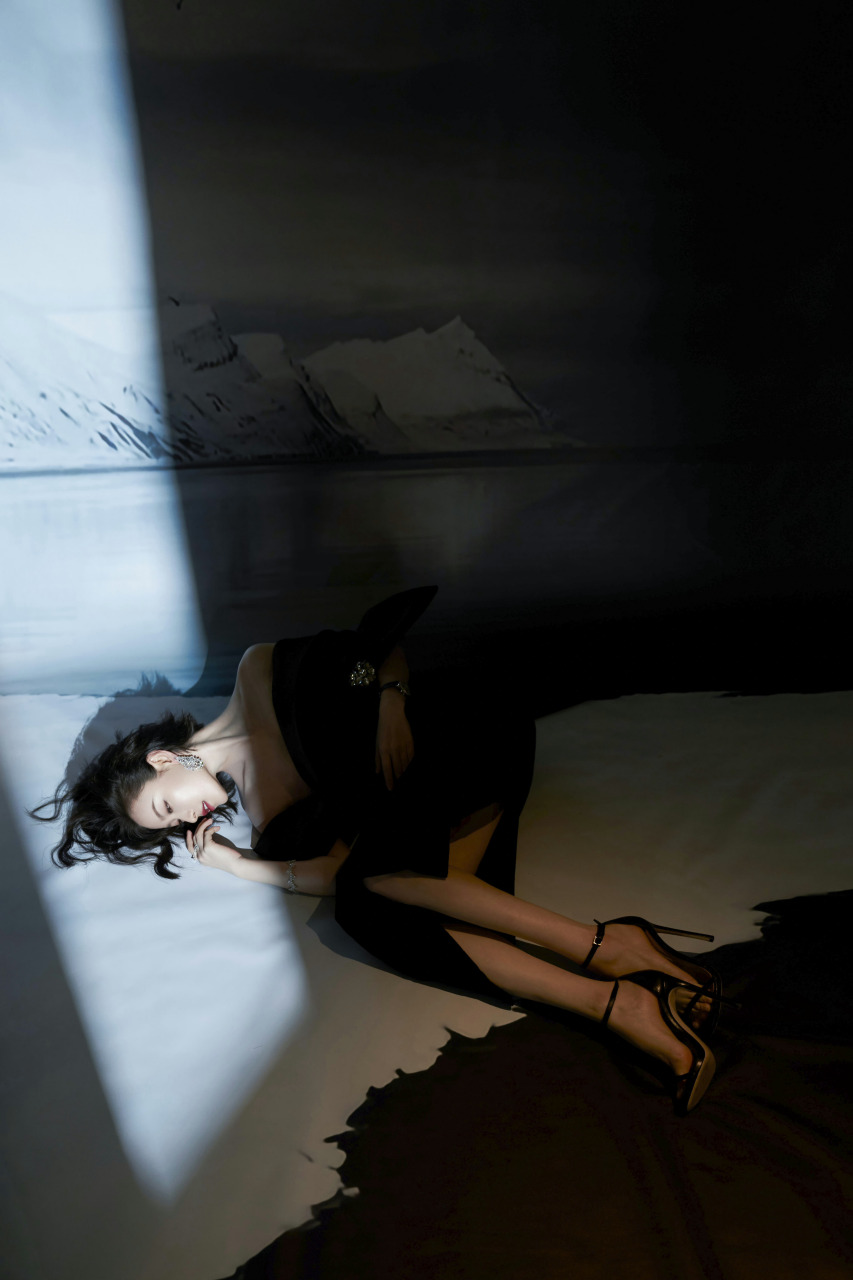 倪妮  性感美脚丫,这眼神好媚惑啊