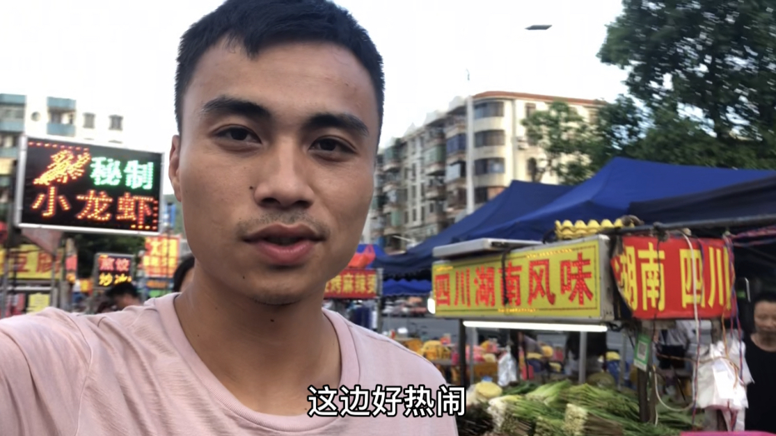 摆地摊真的这么赚钱吗,小伙看别人生意火爆,也想改行摆地摊