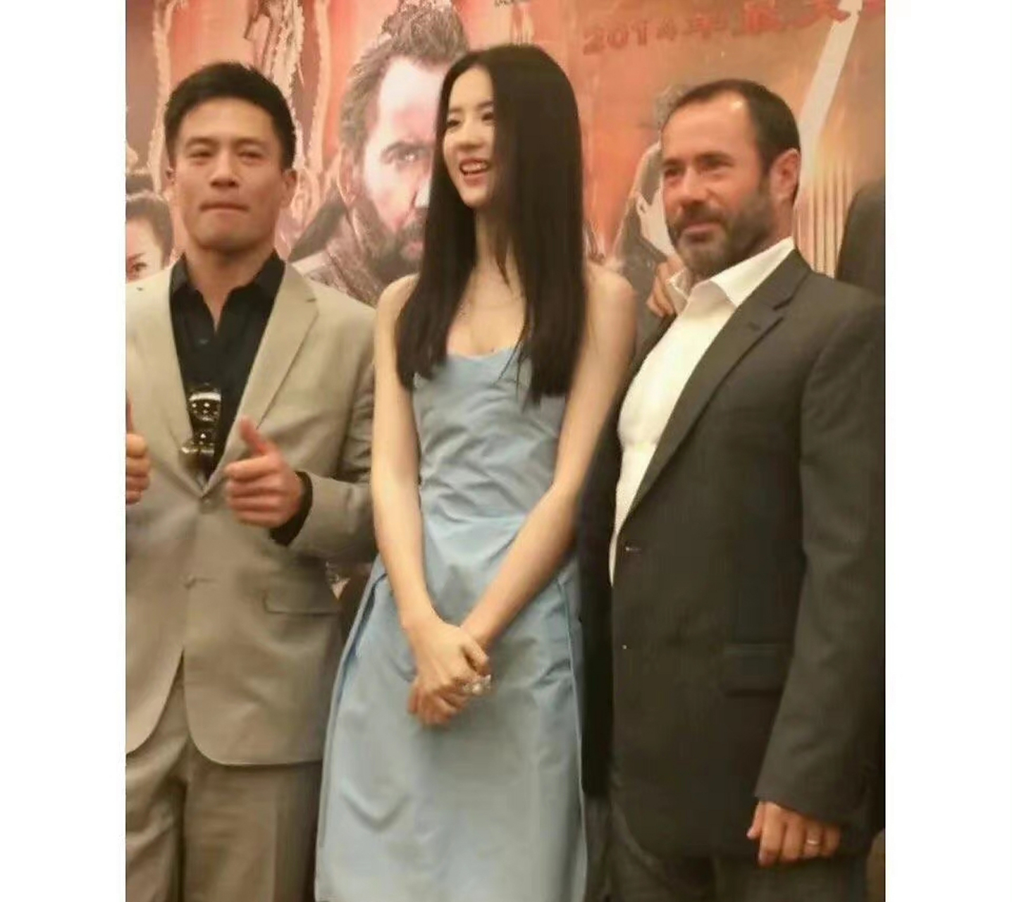 刘亦菲仙女旧照一张,好美好瘦!比旁边的安志杰高