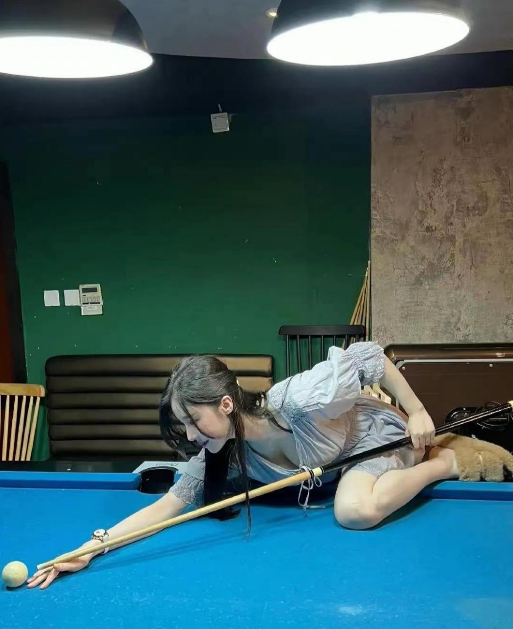 打台球是一种爱好,看女孩子打台球是一种兴趣.