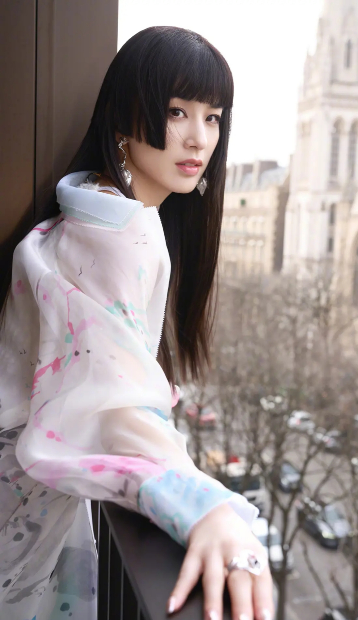 黄圣依的发型太靓了,衣服也很漂亮!