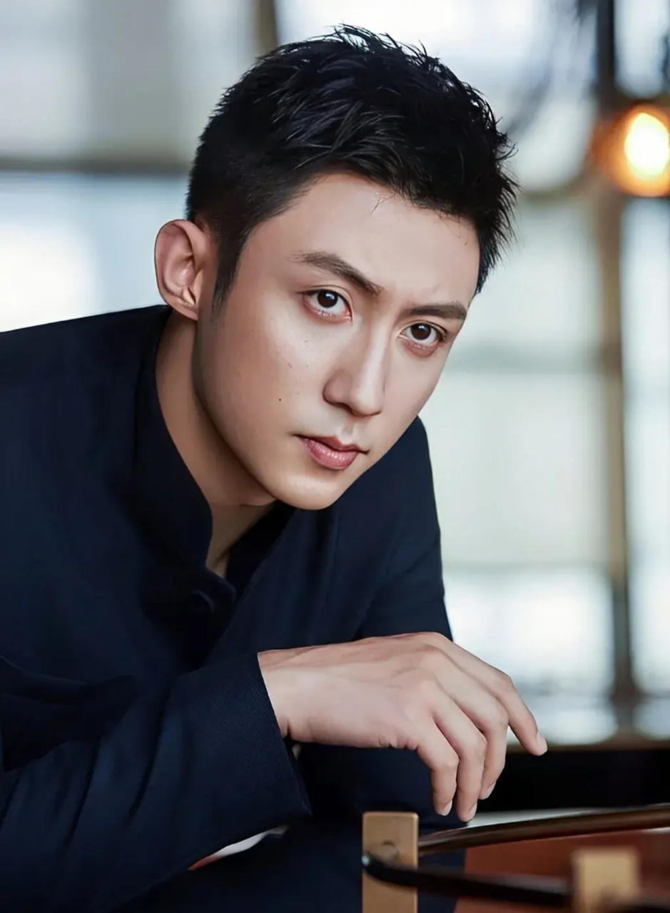 黄景瑜,1992年11月30日出生于辽宁省丹东市,中国内地影视男演员,模特