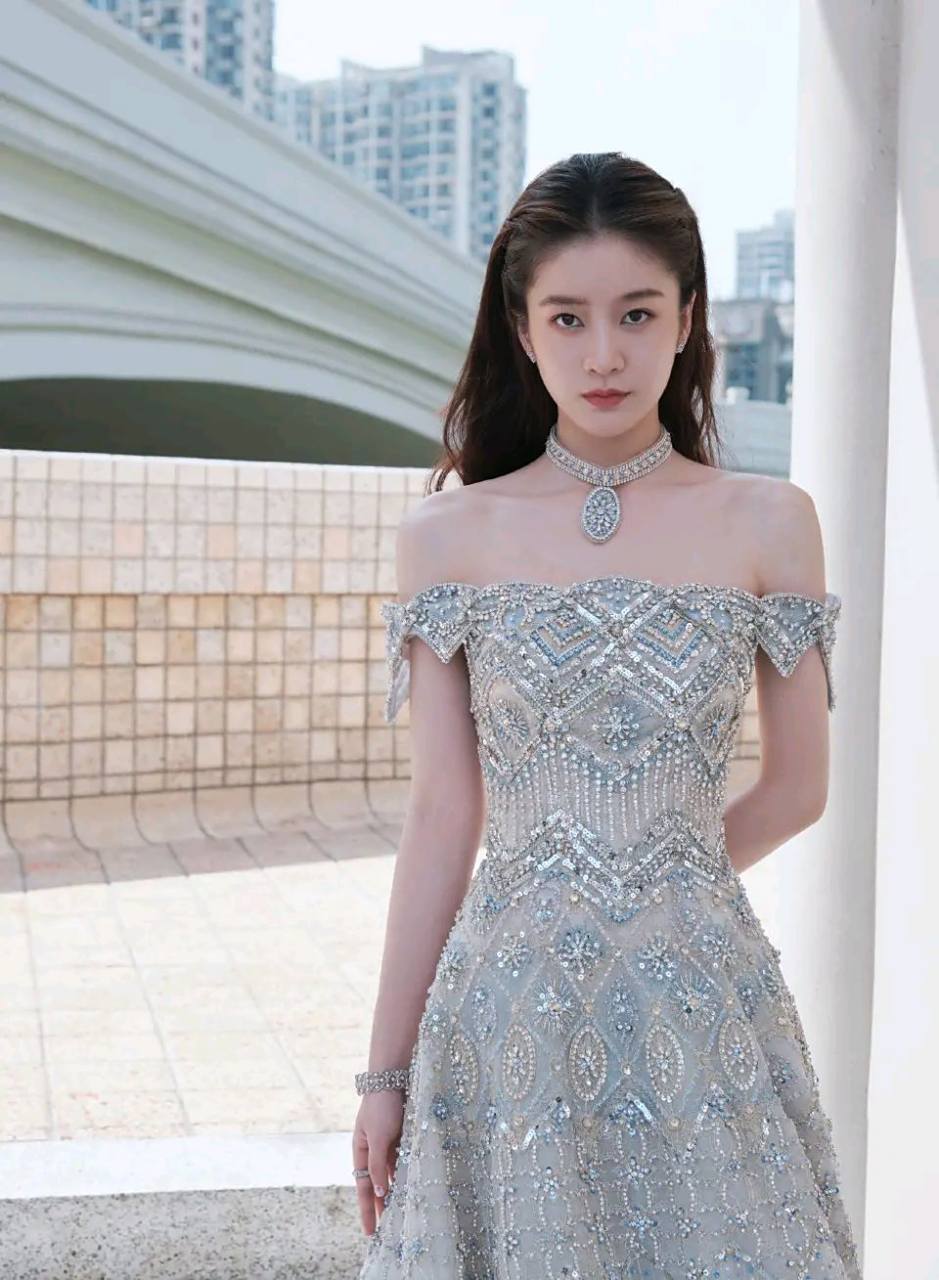 张雪迎抹胸复古礼服裙造型优雅美丽#娱乐大赏# #一眼沦陷# #明星的