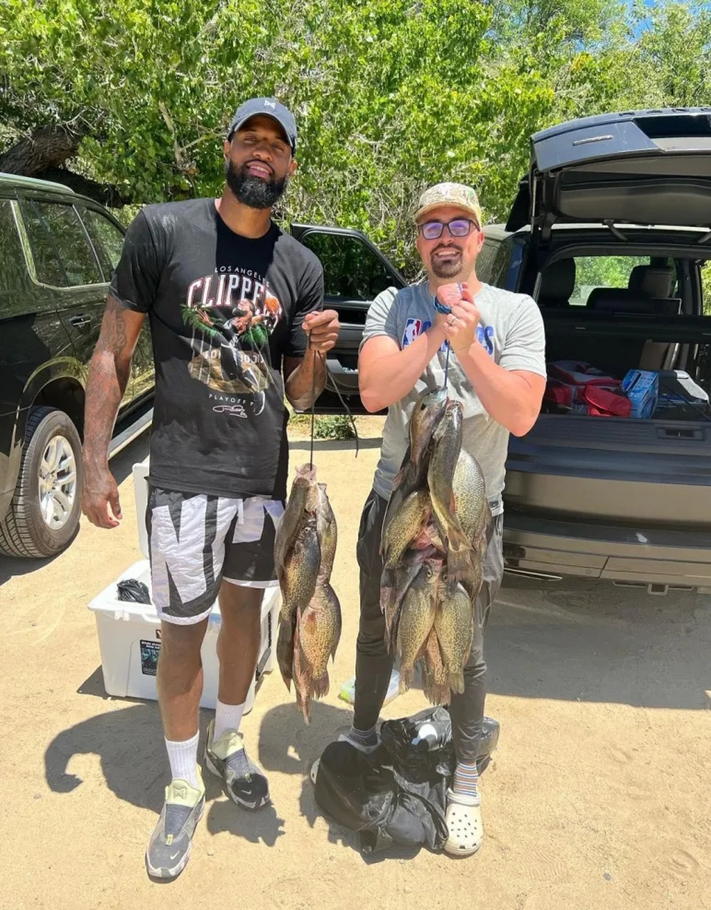 近日nba球星保罗乔治在社交媒体上晒出了自己的钓鱼成果,收获相当不错
