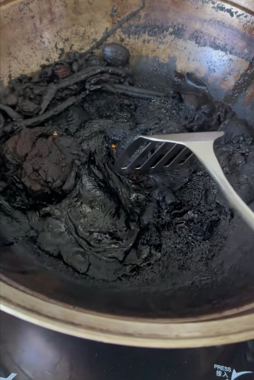 网友:忙活了一晚上做的酱牛肉,结果现在成一锅黑炭了,真的好想哭!