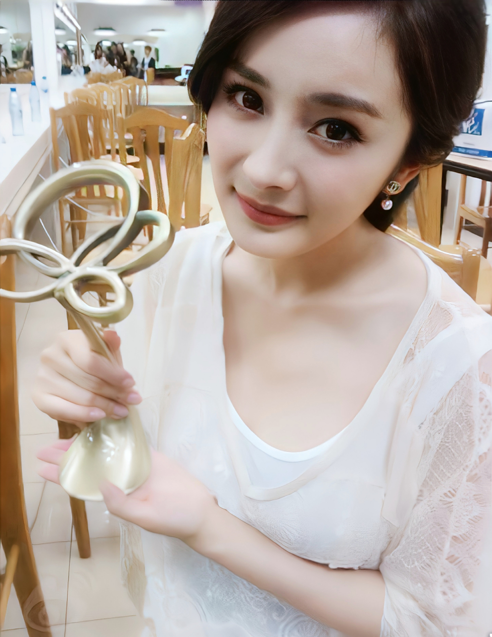 【奖杯与证书】 记录演员杨幂的一些荣耀时刻 96第26届金鹰奖最具