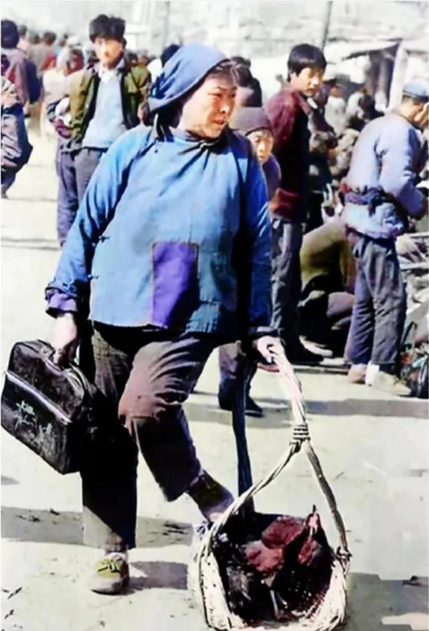 1988年,山东临沂,一位农村妇女在街头时的老照片!