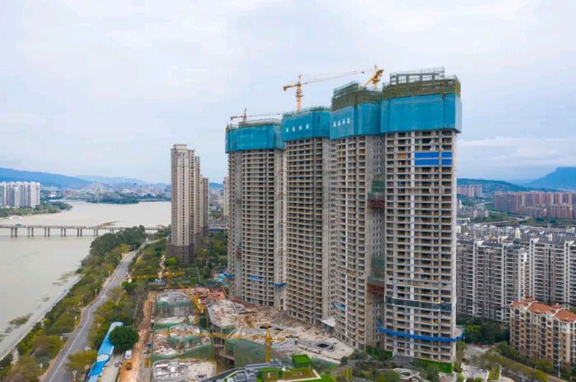 在厦门市同安区的郭山村,一群村民欢庆着自己的购房胜利.