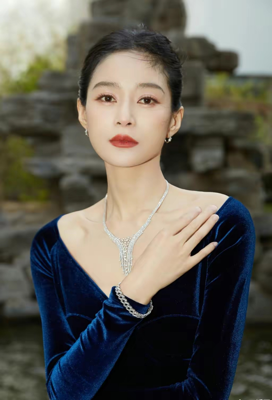 女星王媛可晒大半身写真,肌肤白皙,锁骨精致,凸显雍容华贵气质