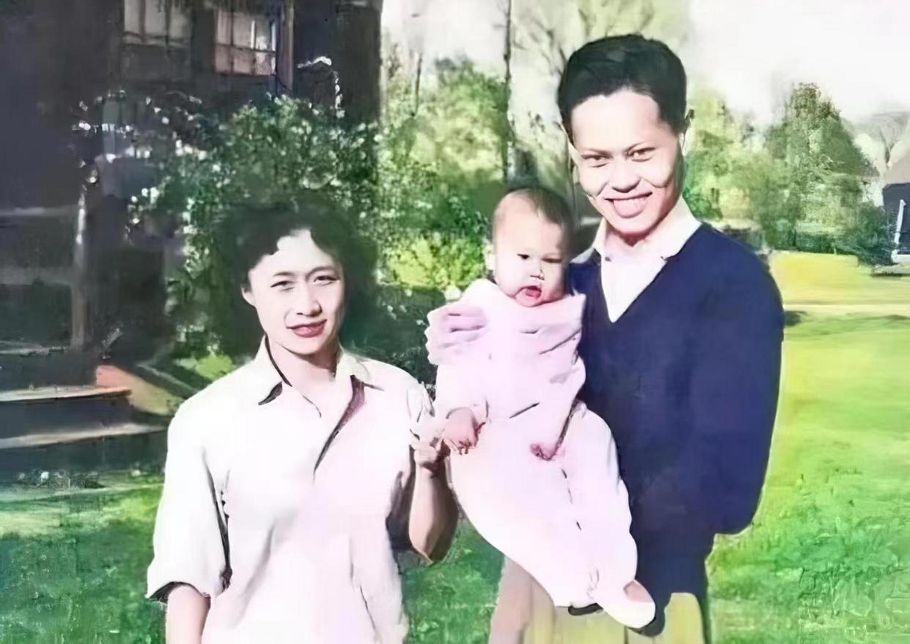 1951年,杨振宁与夫人杜致礼,儿子杨光诺的一张照片,照片中杨振宁欣喜