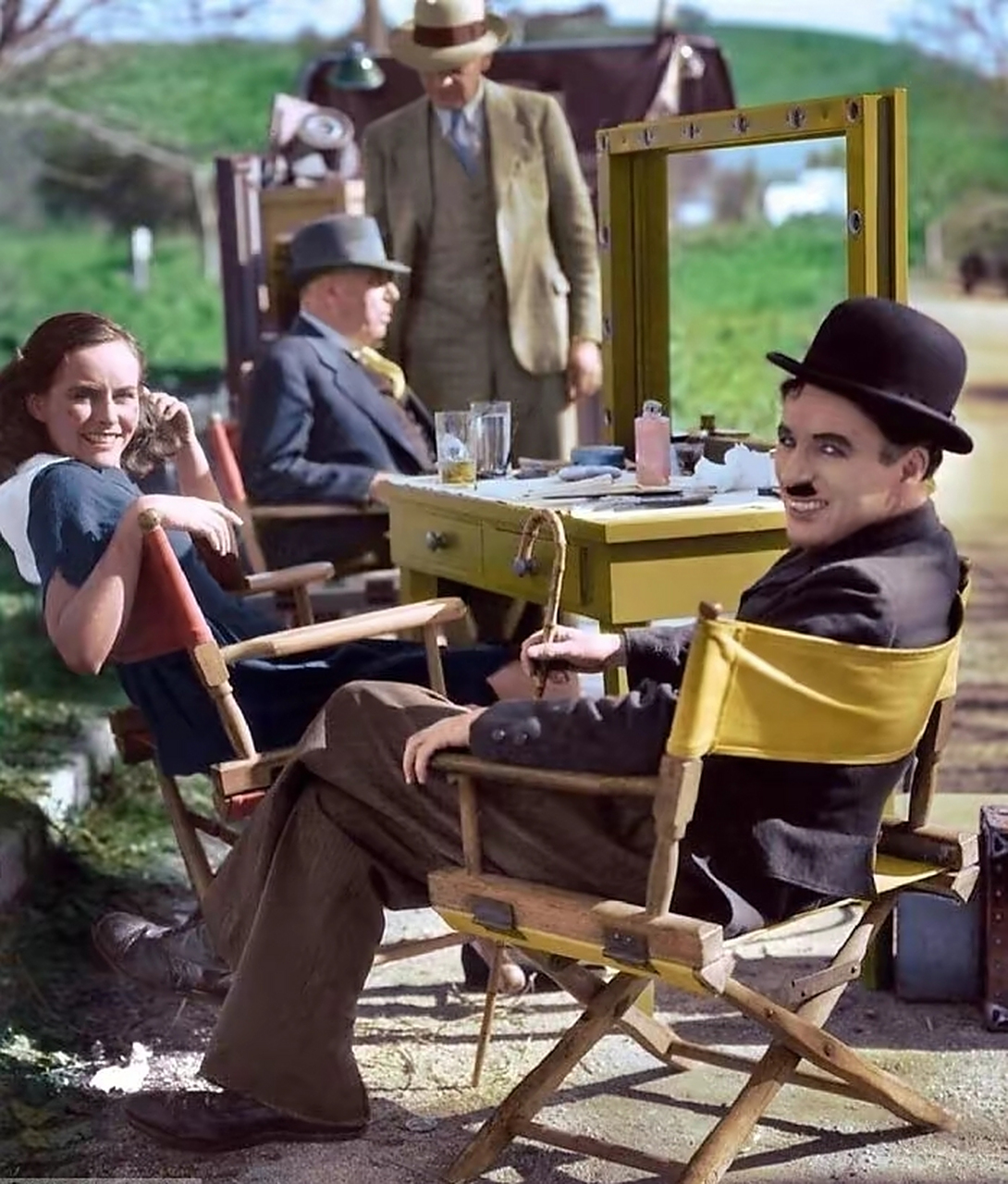 1936年,查理·卓别林在拍摄《摩登时代》,一向很幽默的他,看着镜头笑