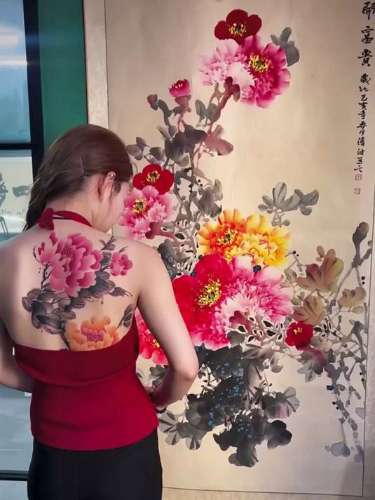 国风水墨牡丹满背刺青,上完色颜色鲜艳