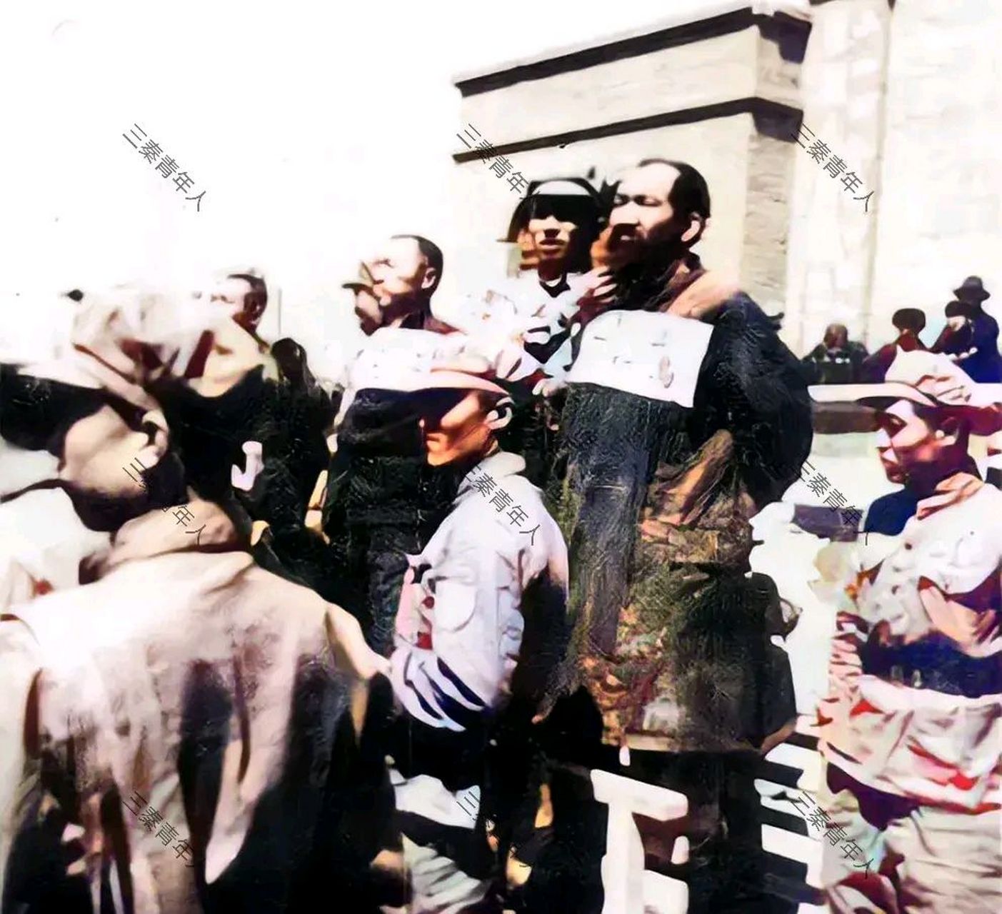 1951年,新疆,公审"土匪头子"乌斯满时,拍下的一张罕见老照片,镜头中的
