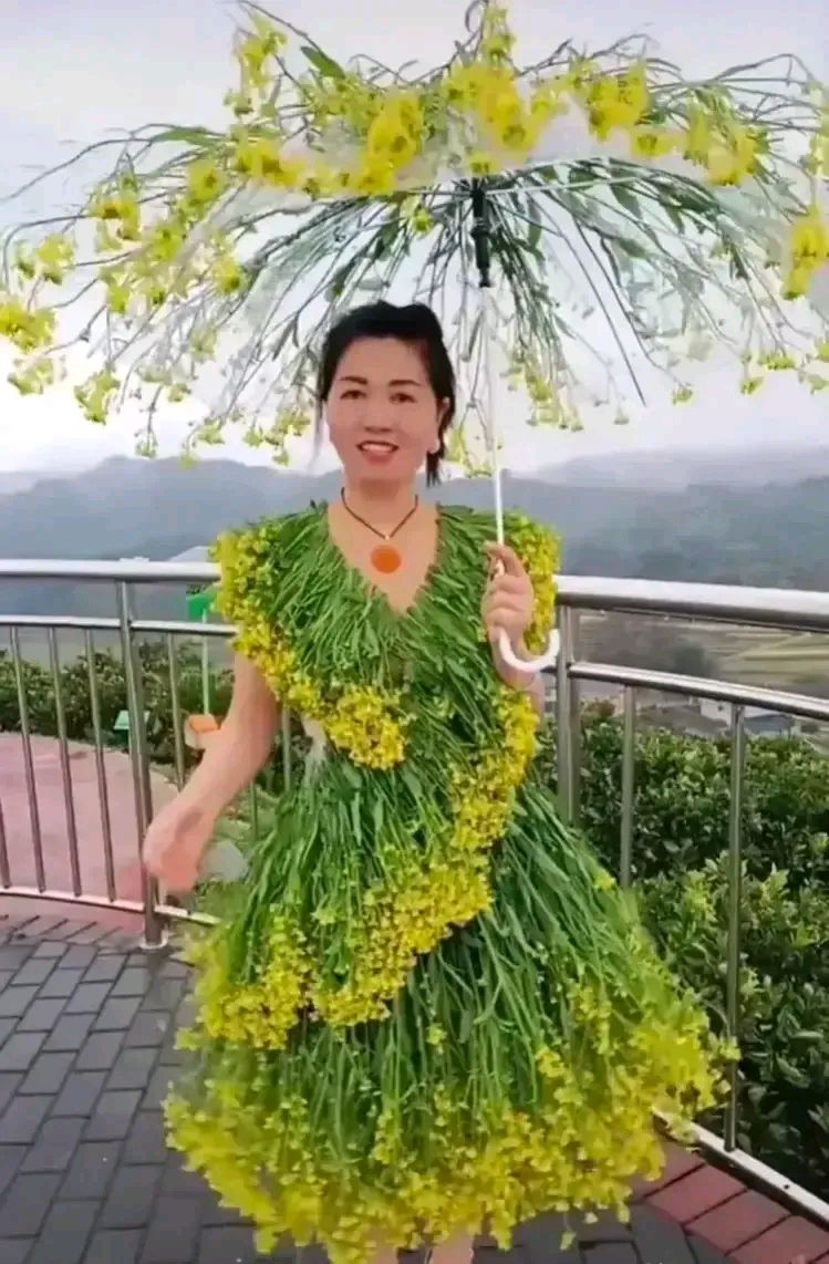 庆阳一名美女用油菜花编织的裙子引起热议