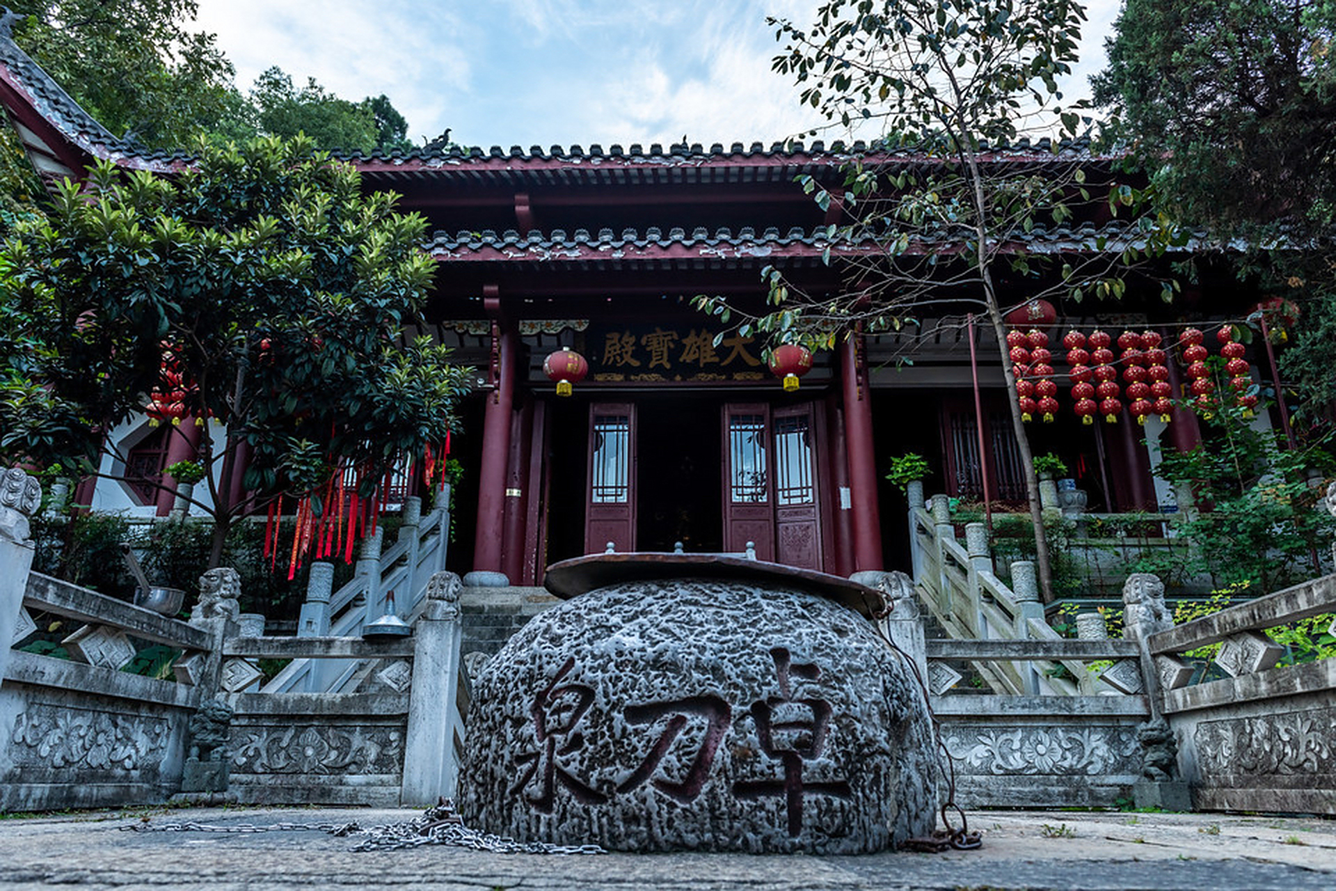 卓刀泉在武昌伏虎山西麓.相传为三国时关羽 留下的遗迹.