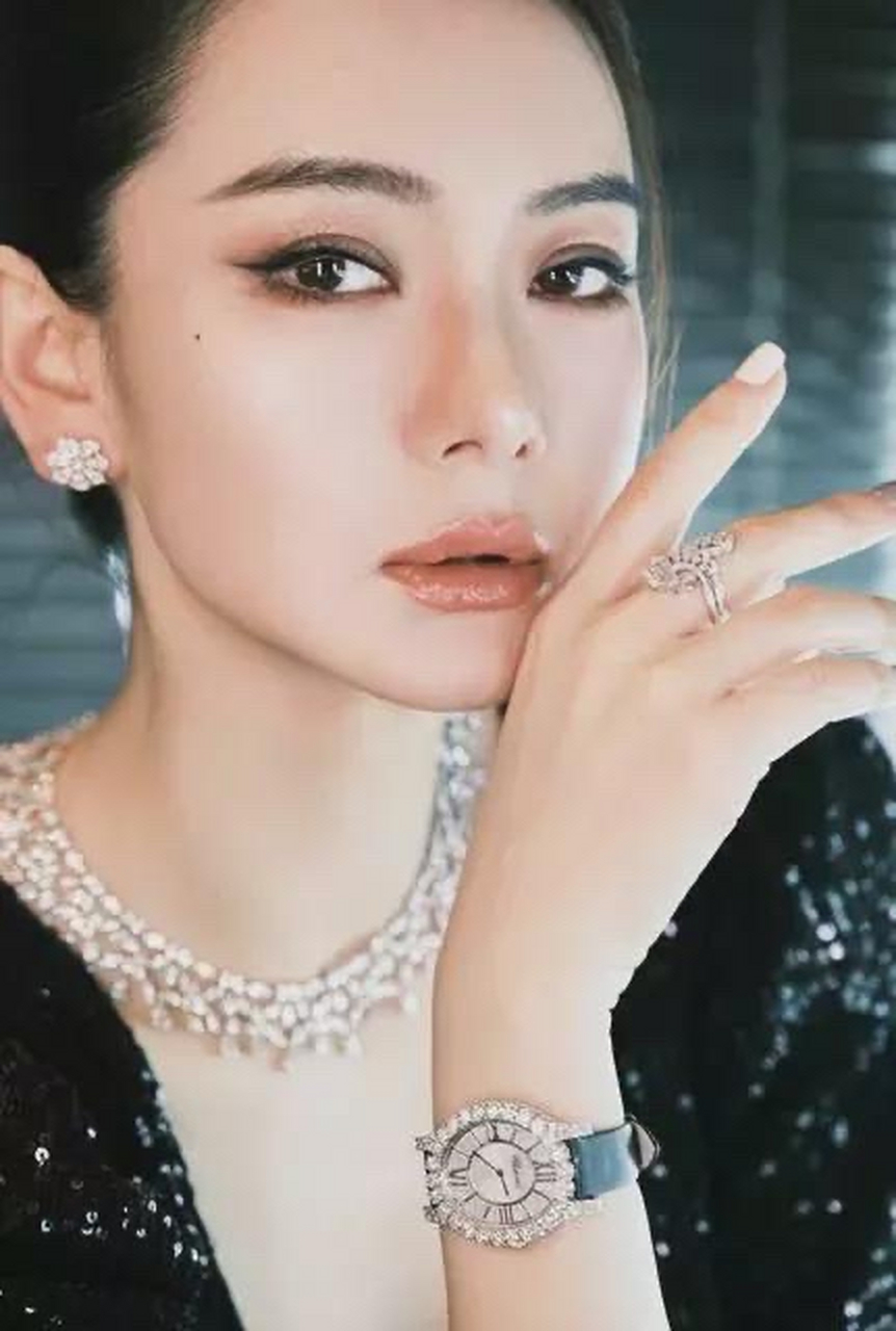 有人问戚薇:胸不大,为啥还去代言文胸?戚薇呵呵一笑:因为我红#戚薇