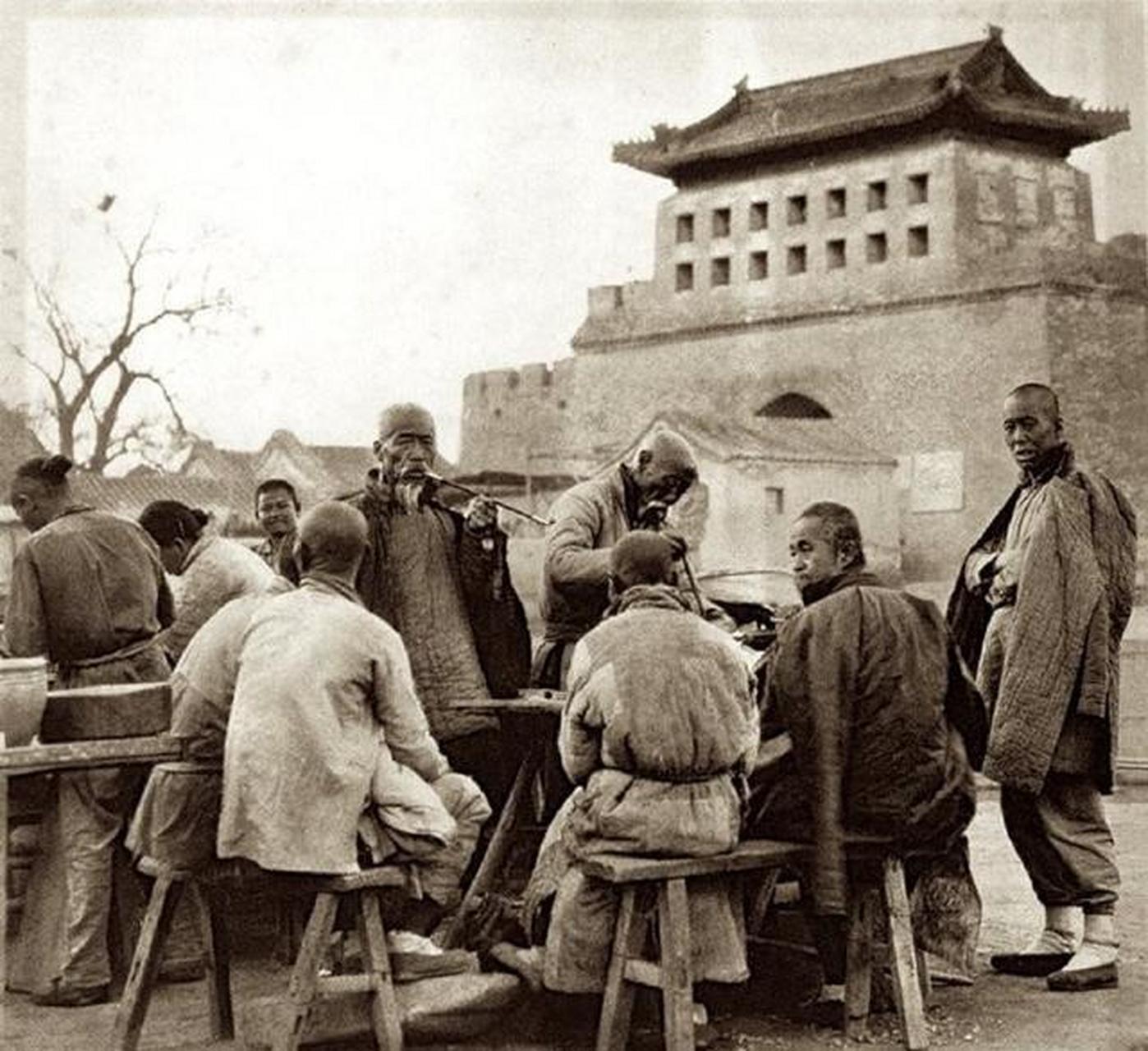 老照片  清末民初老北京正阳门下的热闹场景,烟火气十足