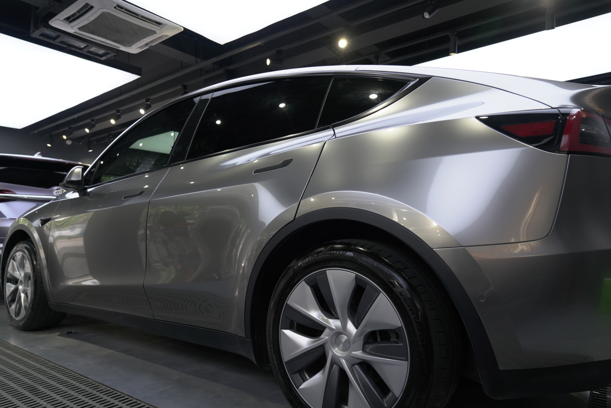 特斯拉装贴什么颜色改色膜好看?model y液态金属银色效果分享