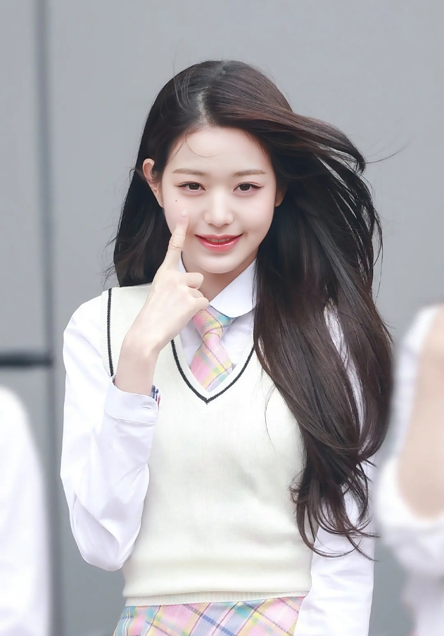 张元英以逆天大长腿和人畜无害的清纯美少女形象吸粉无数,在中日韩都