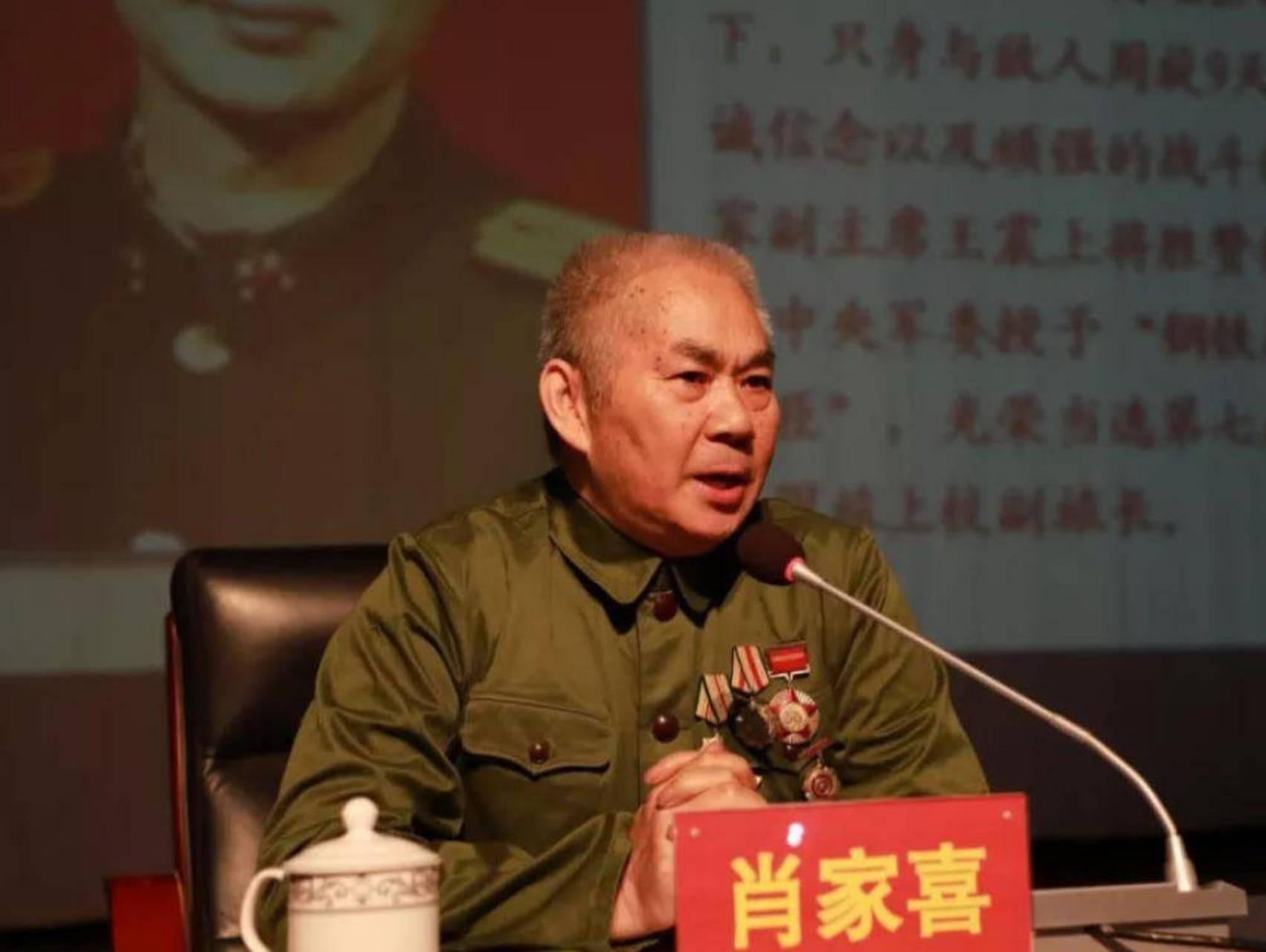 照片上的这名老兵叫肖家喜,在对越自卫反击战场上他一人未杀,最后却被