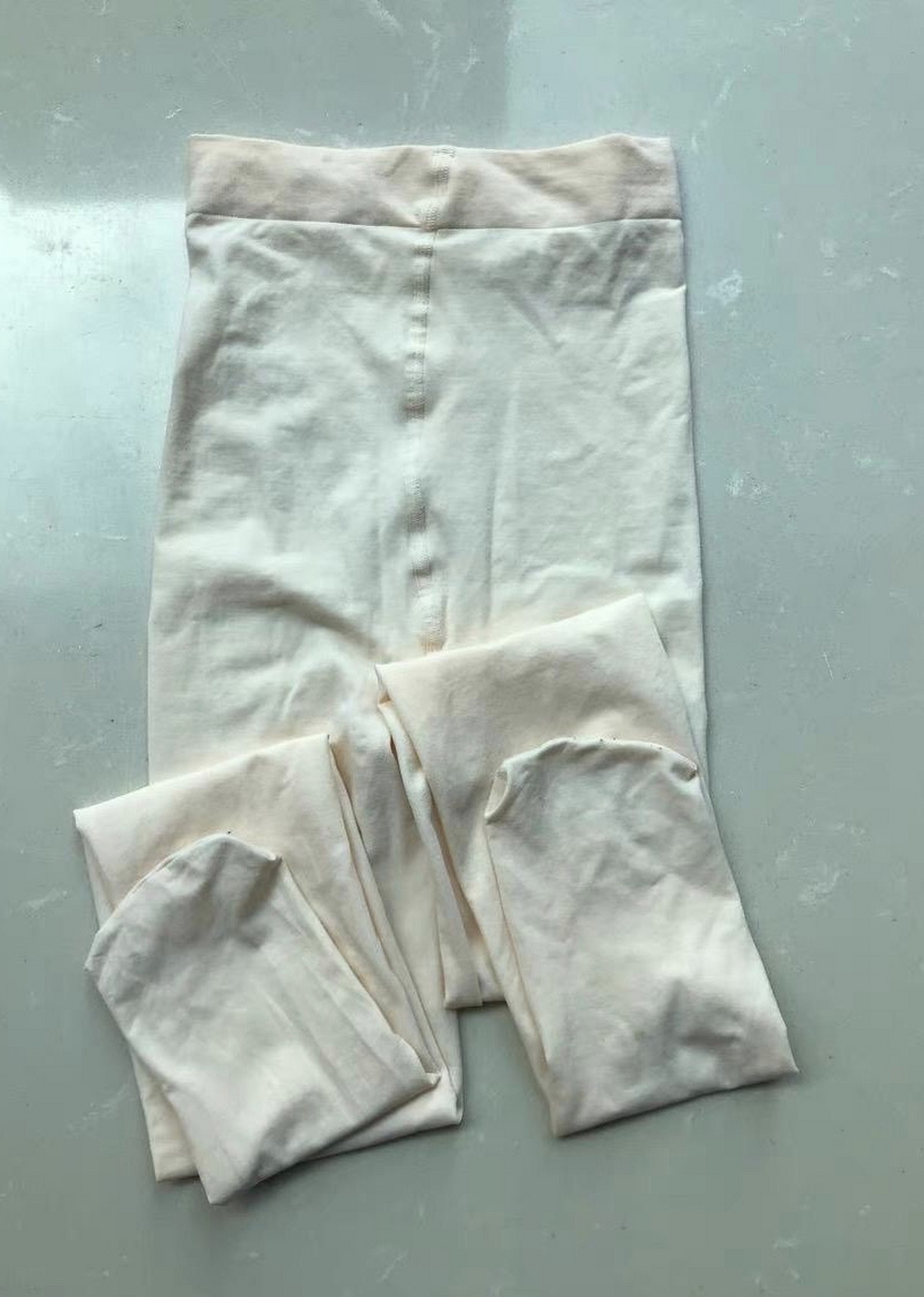 很好穿的白色舞蹈大袜,比较有弹性,除了练习舞蹈还可配裙子穿也可以