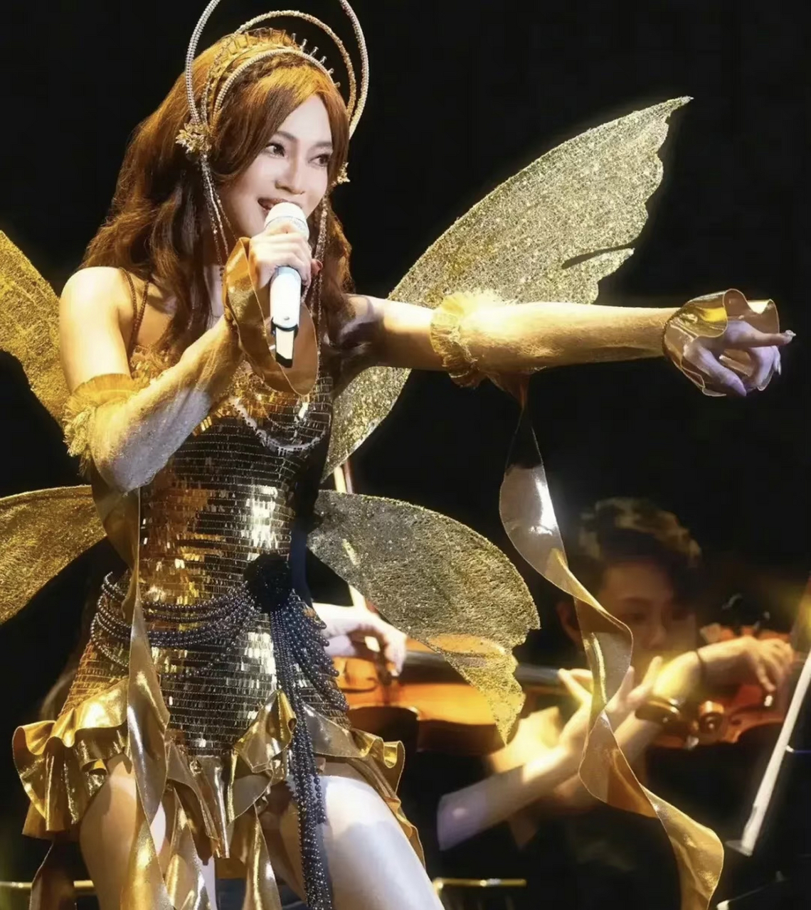 舞动的金色精灵,张韶涵这造型绝了,一定要给造型师加鸡腿