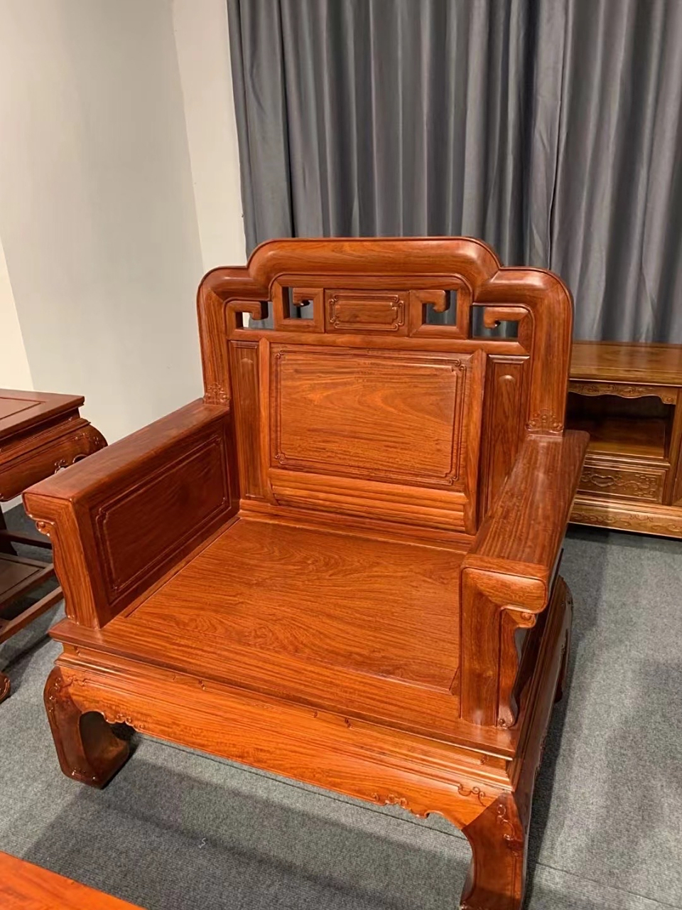 大果紫檀材质,国色天香沙发,113七件套展厅现货特价27600元,这个是