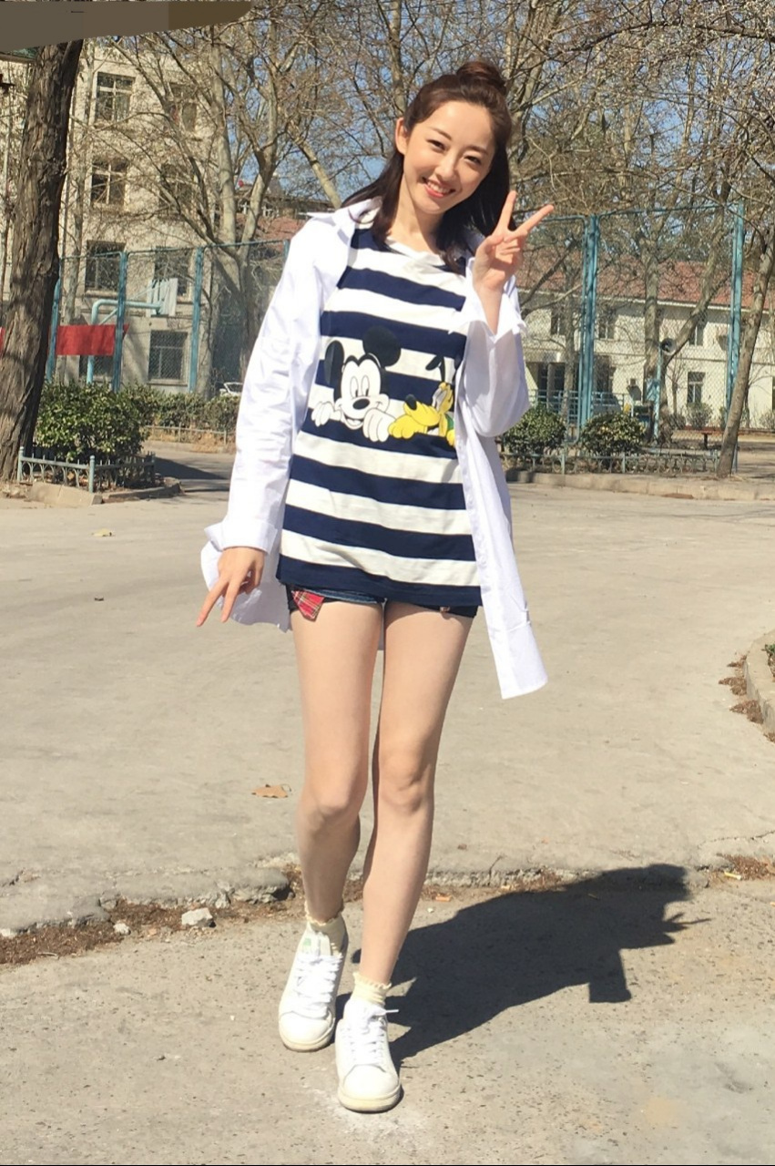 蒋梦婕牛仔短裤搭配白衬衣,青春活力#明星生图大赏