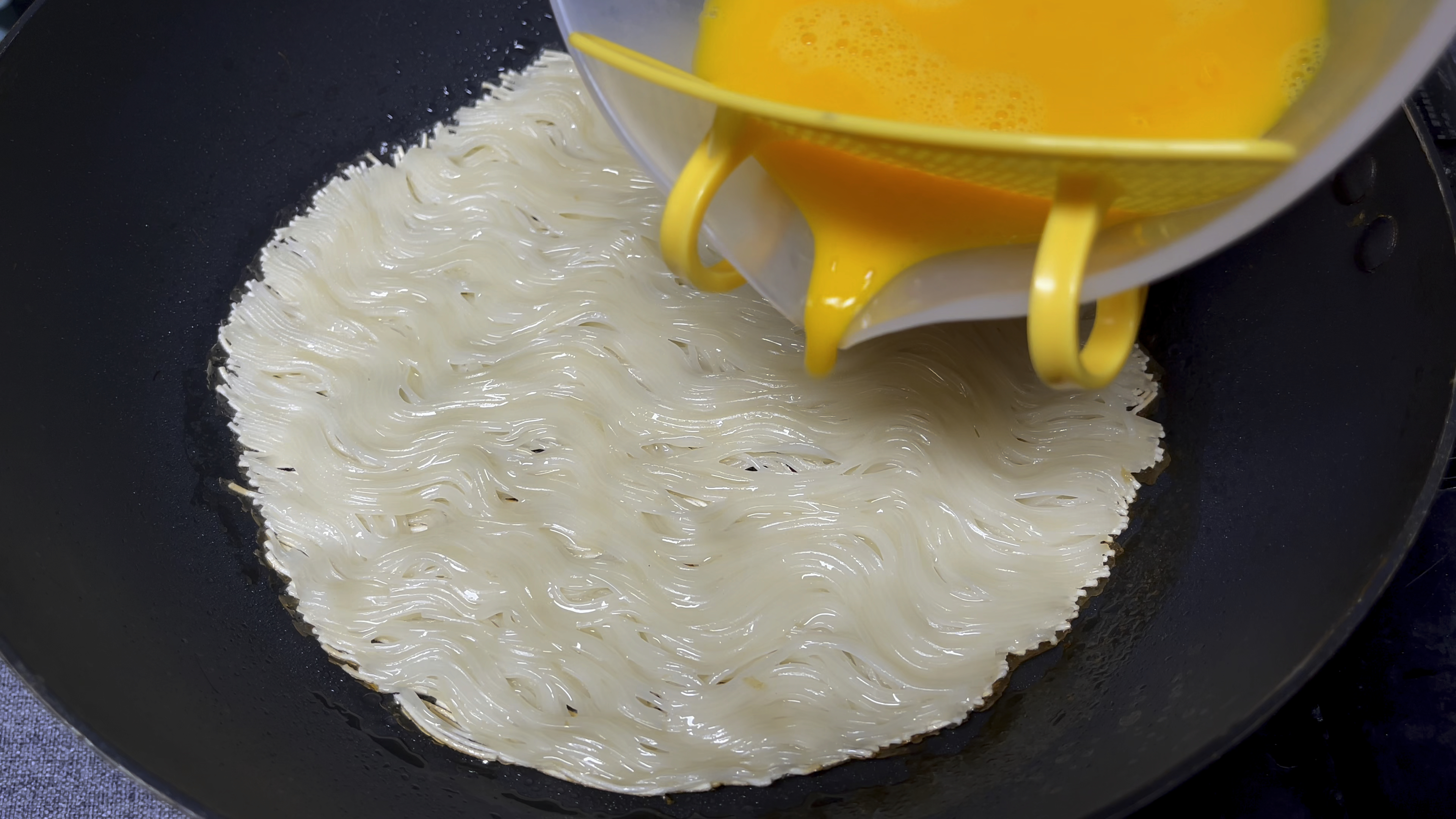 1把挂面2颗鸡蛋,出锅就是超级火爆的街边小吃,比重庆小面还要香