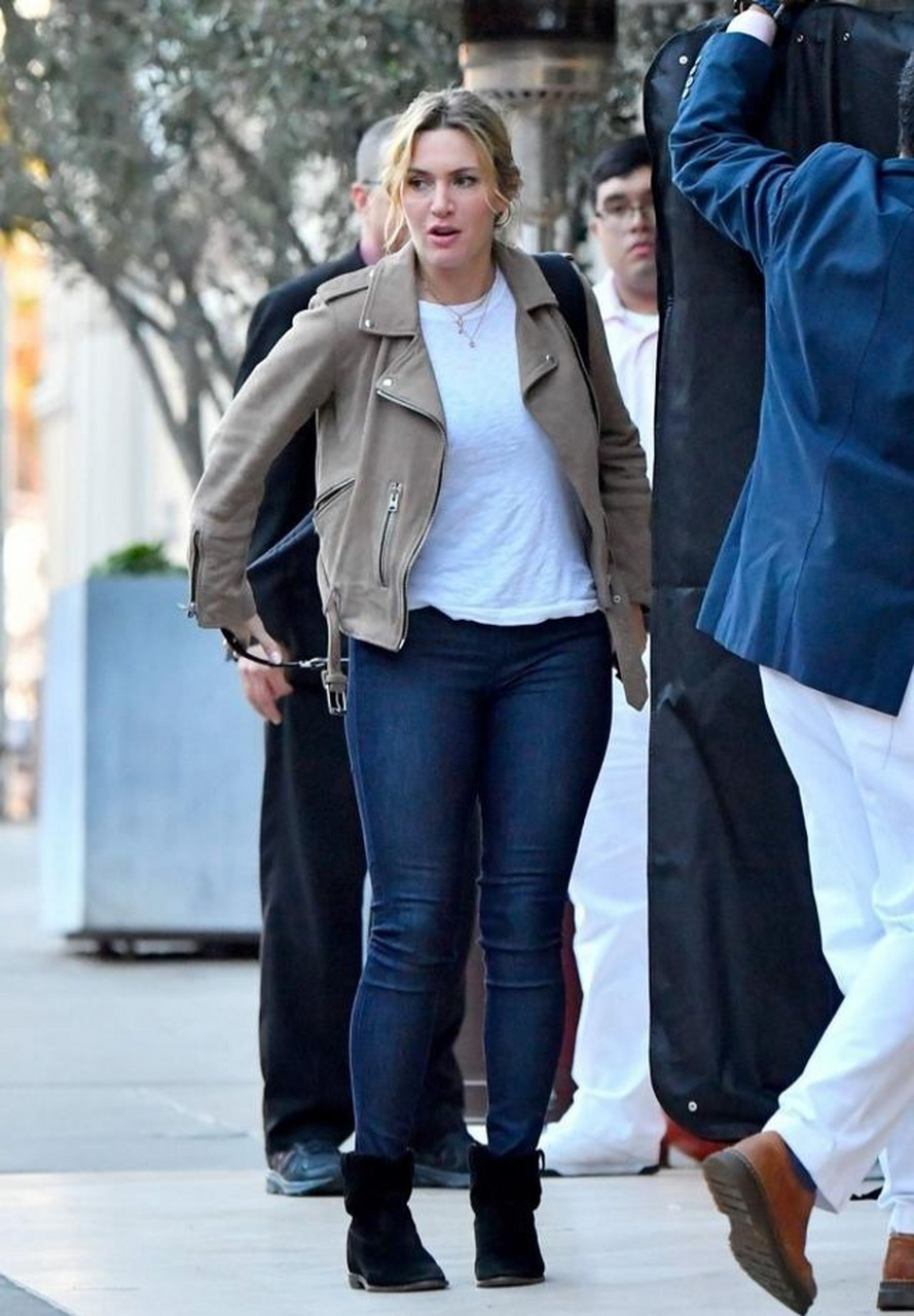 穿着牛仔裤的英国女星凯特·温斯莱特