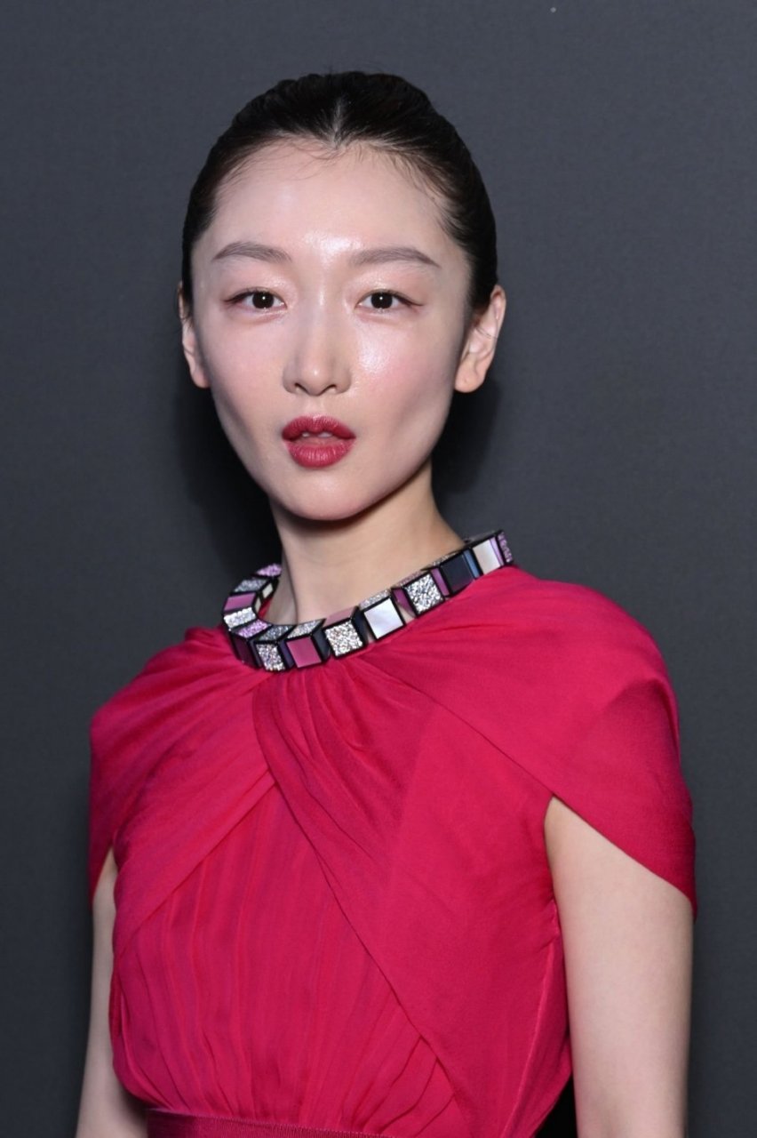 周冬雨这脸颊怎么回事?凹得这么很,这样是不是显得很有高级感.