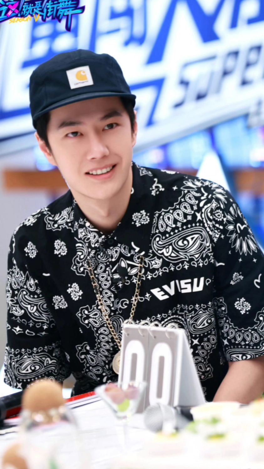 【王一博】花衬衫:高颜值好身材:阳光美少年,穿什么都好看!-度小视