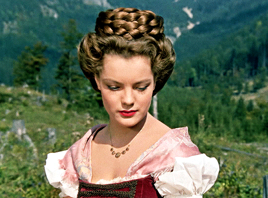 当时的欧洲女性们不得不依靠假发来模仿茜茜公主的发型