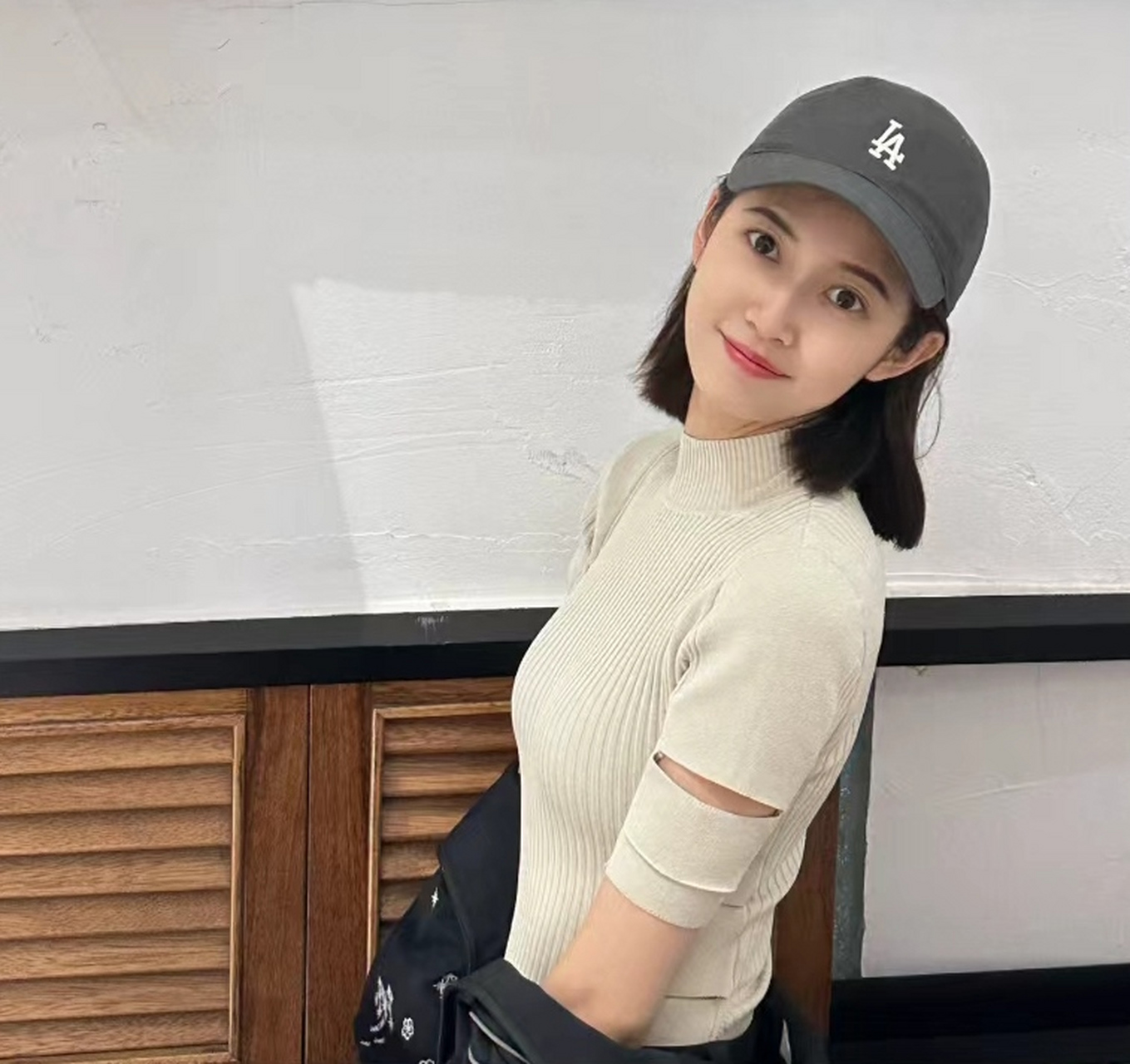 陈钰琪戴着帽子拍美照,头发已经长到肩膀的位置,生活淡妆也很上镜