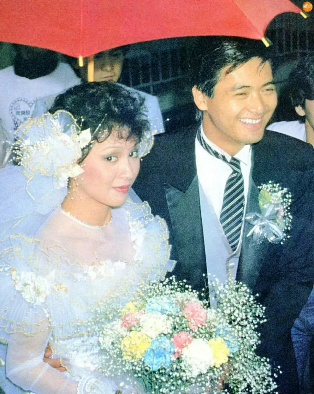 1983年,周润发刚和陈玉莲分手,迫于母亲的压力,很快迎娶余安安.