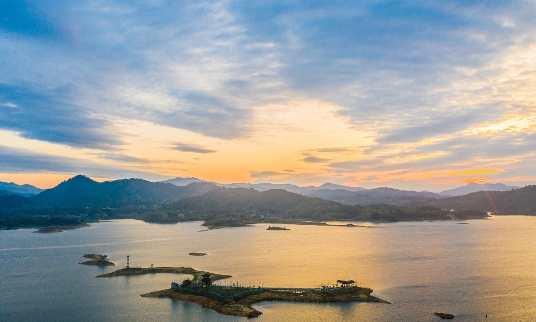 湖北黄冈,牛车河水库上空朝霞灿烂,映在平静的水面上,水天一色,蔚为