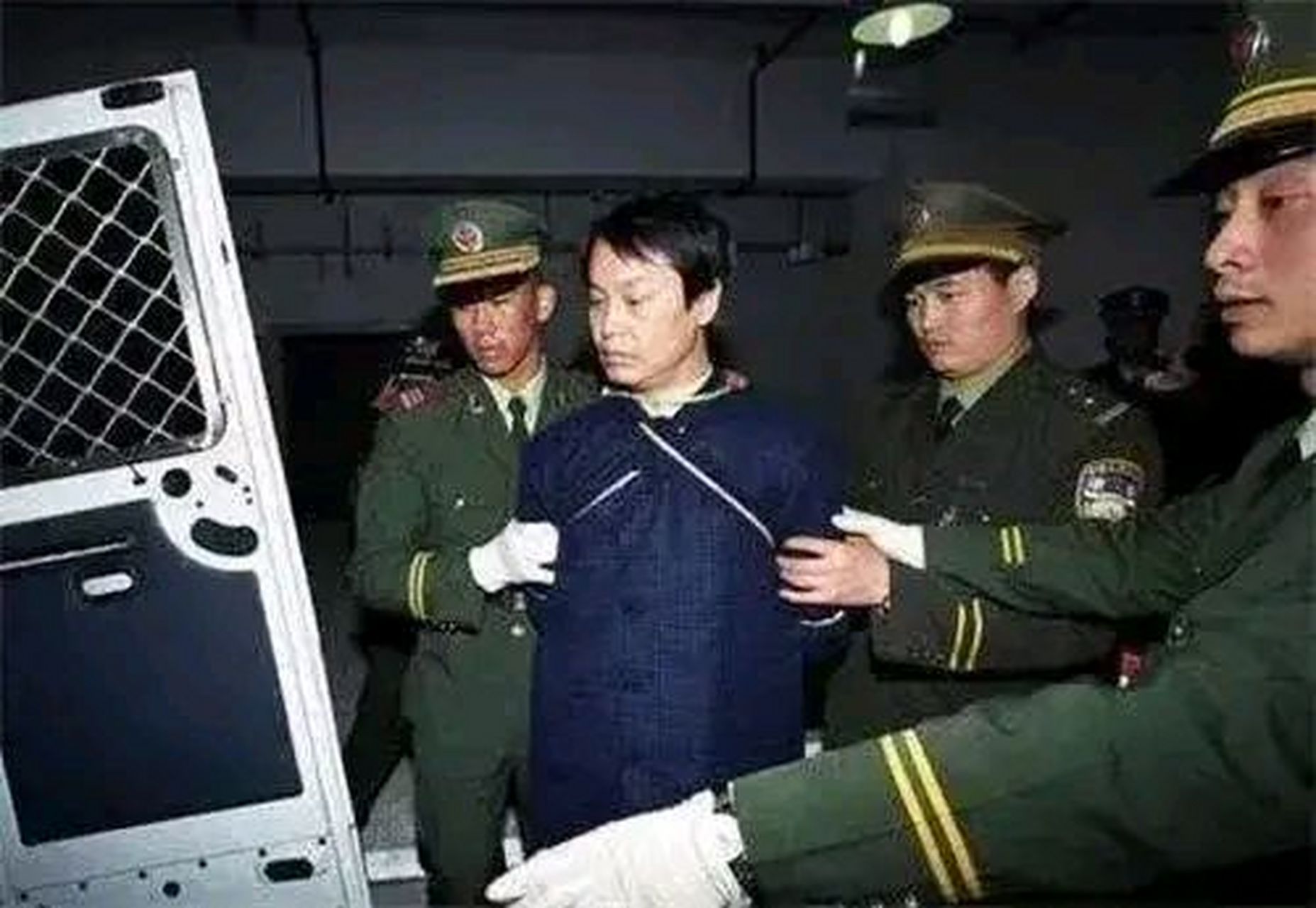 1998年,"世纪贼王"张子强被押赴刑场前,留下的一张老照片.