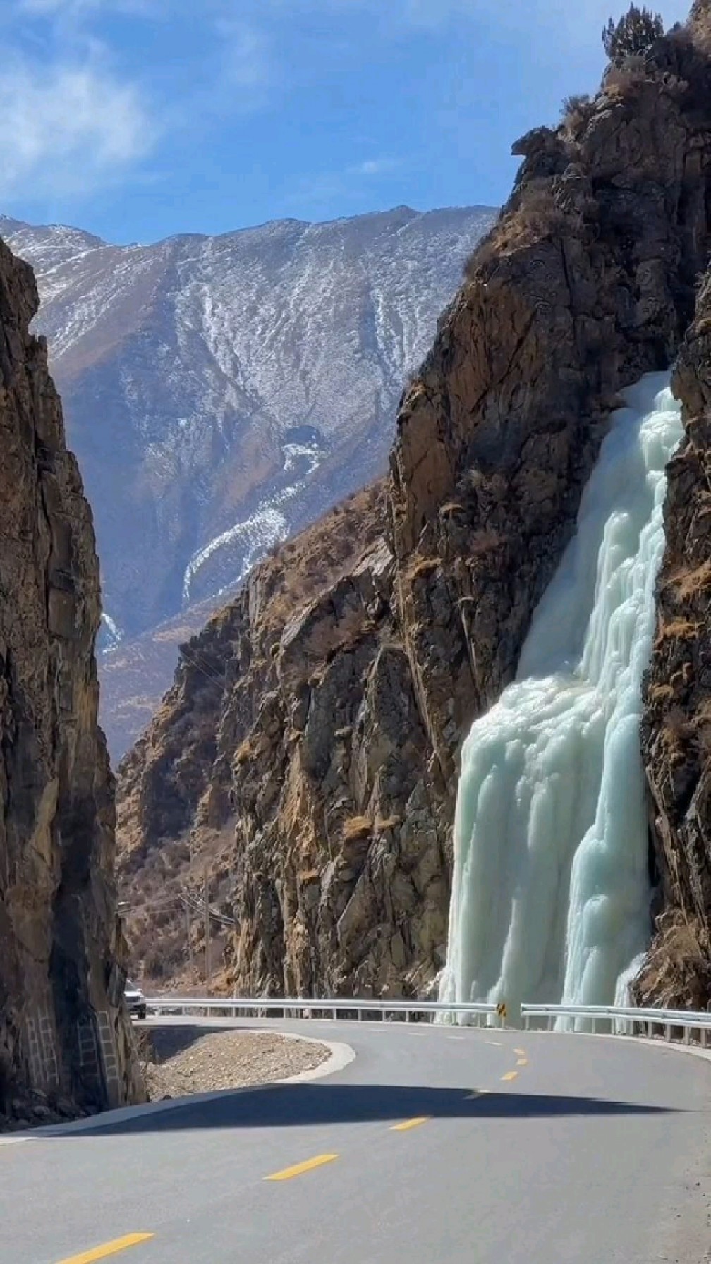 西藏冰瀑布,美如白玉.