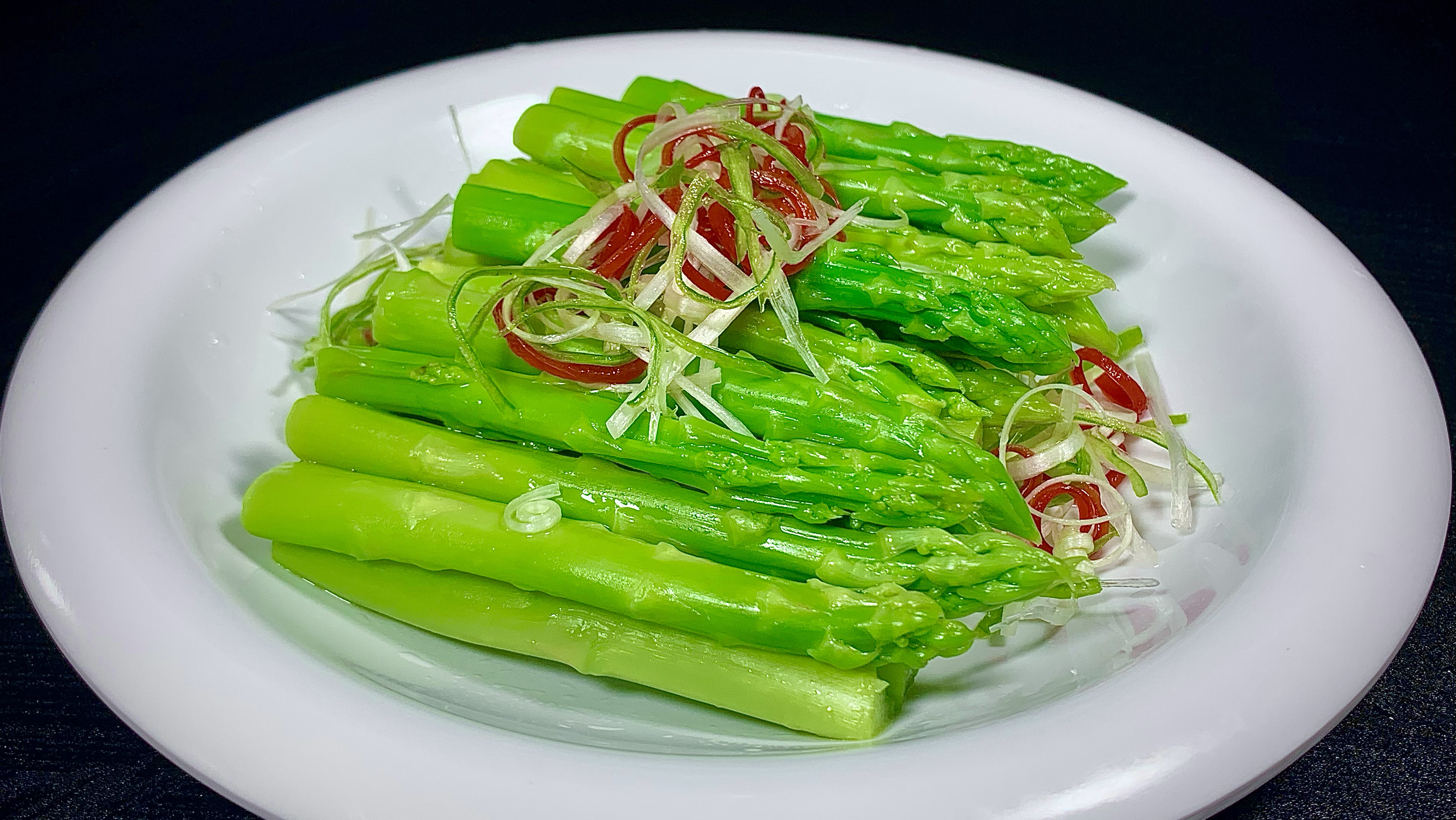 白灼芦笋在家做真的很简单,一浇一泼美味既成,脆嫩爽口又有营养
